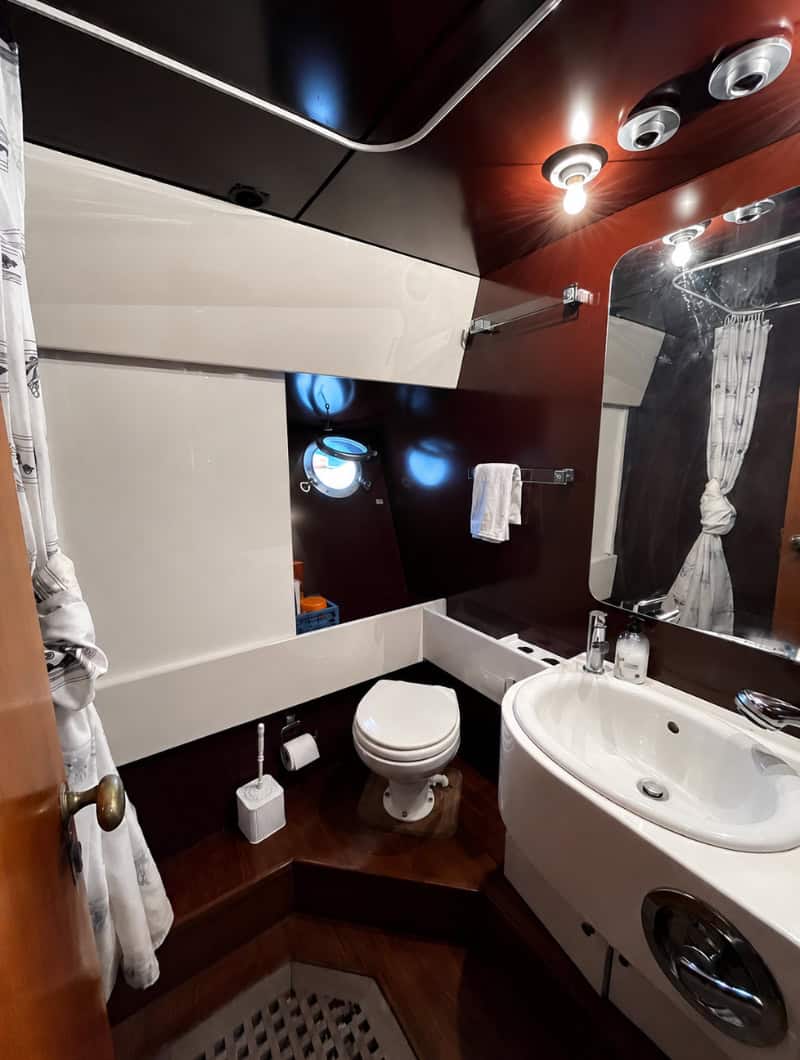 Gulliver Yacht Tenerife Bathroom Bathroom on board the Gulliver private yacht in Tenerife