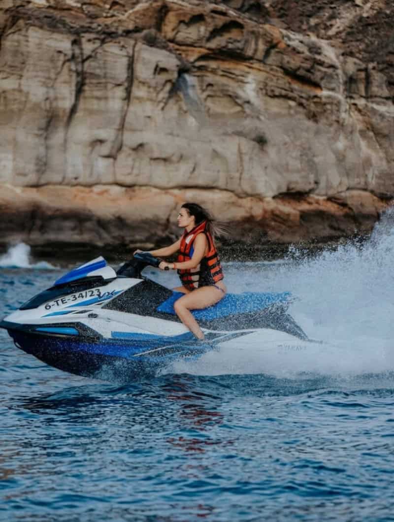 Een vrouw op een Yamaha jetski op hoge snelheid bij een jetski verhuur op Gran Canaria