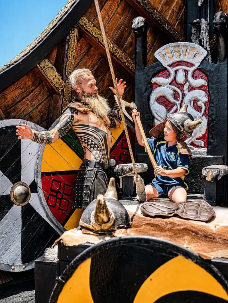 Kind geniet van Viking entertainment met de bemanning aan boord van de Ragnarok Viking Boot op Tenerife
