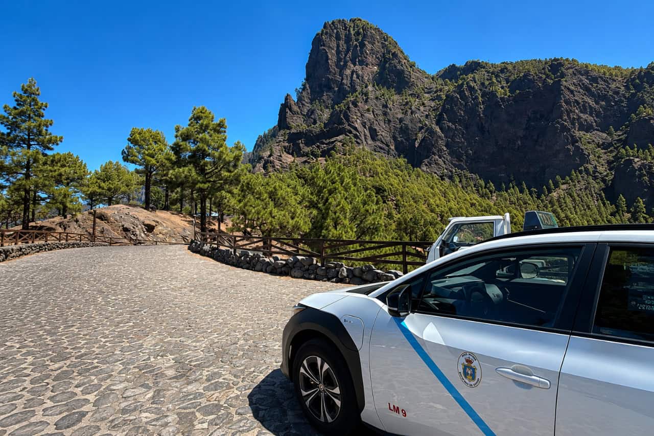 La Palma taxi tour at a mountain viewpoint above the clouds