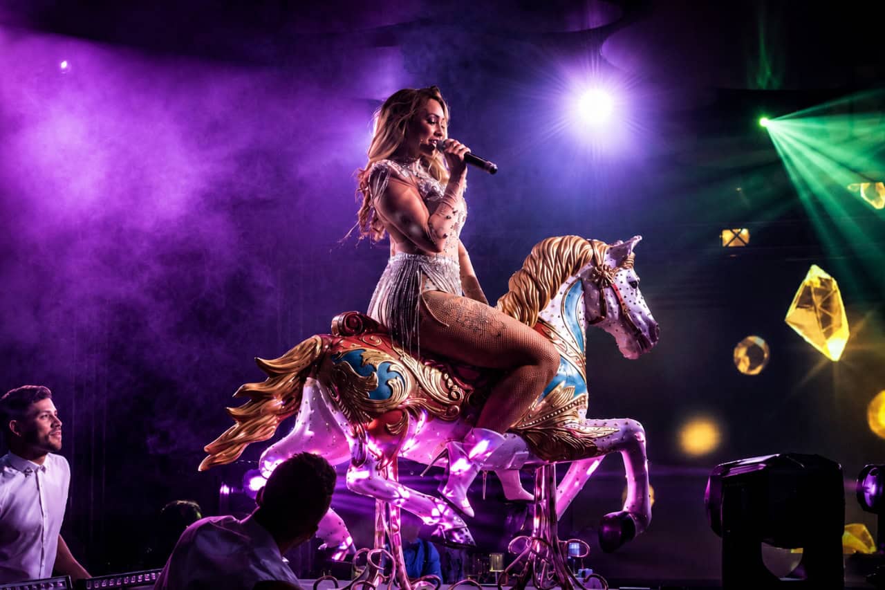 Performer singing on stage during the Scandal dinner show at GF Victoria Tenerife