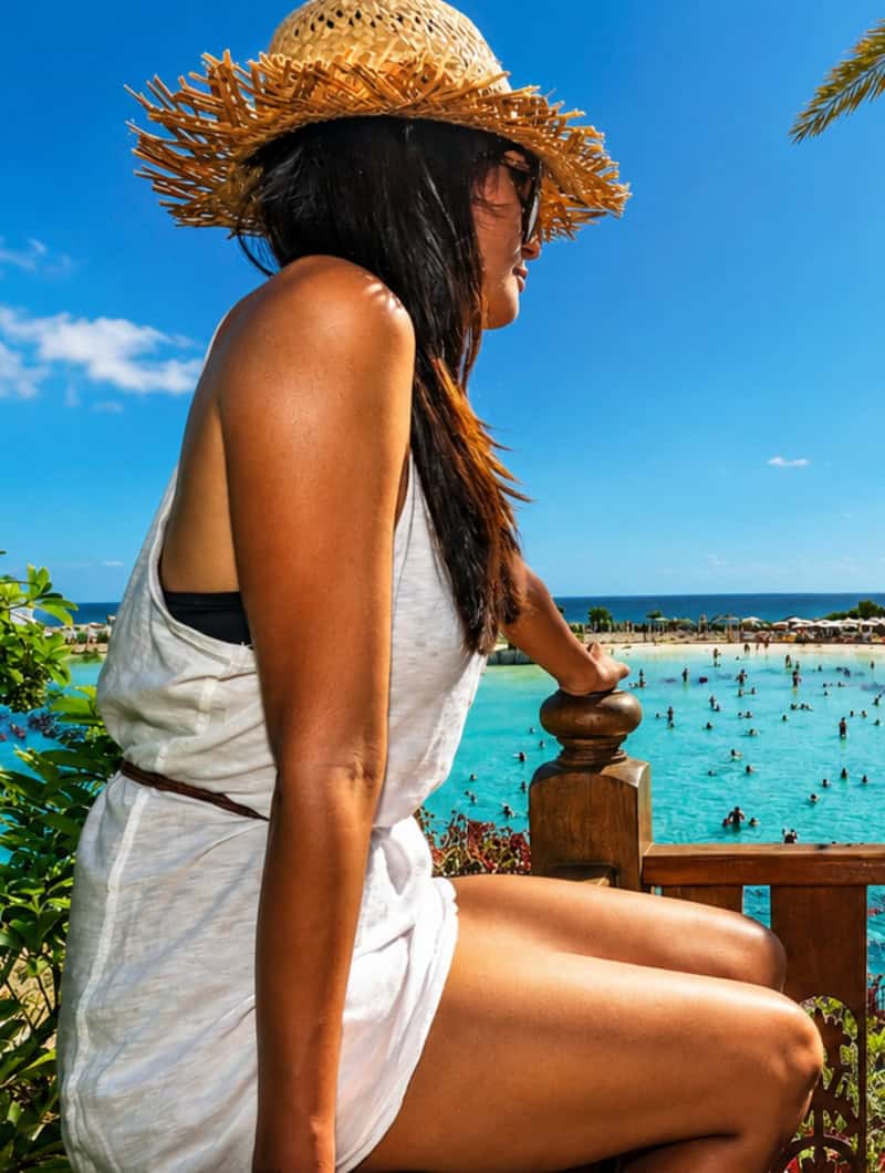 Návštevník v Siamese Park kabíne s výhľadom na bazén Wave Palace na Tenerife