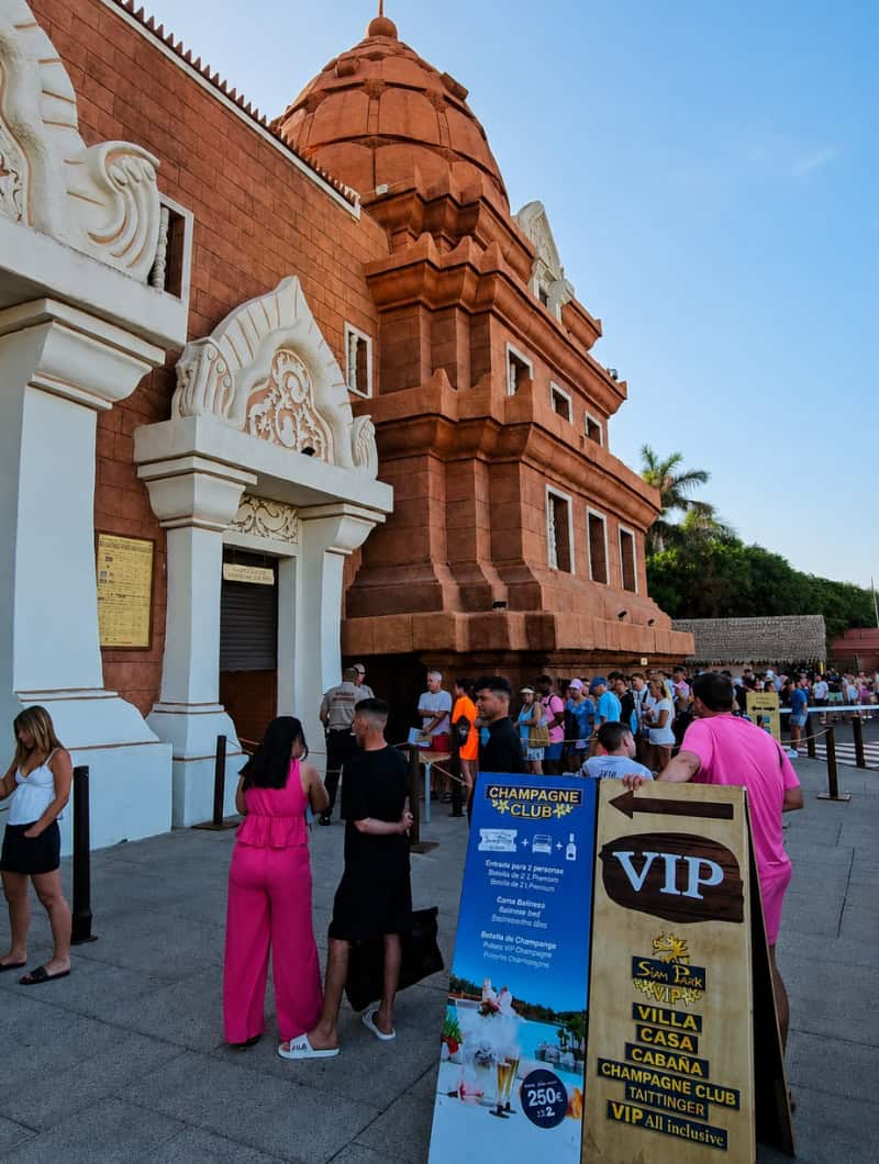 Siam Park entrance signs for guests with a VIP all inclusive ticket in Tenerife
