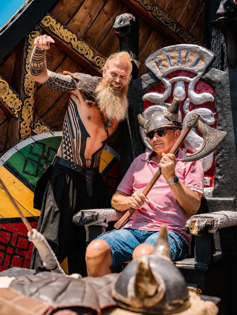 Gasten poseren met Vikinguitrusting aan boord van de Ragnarok Vikingboot op Tenerife