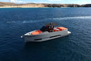 Das BlackDune De Antonio D32 Speedboot auf blauem Wasser nahe der felsigen Südküste von Gran Canaria.