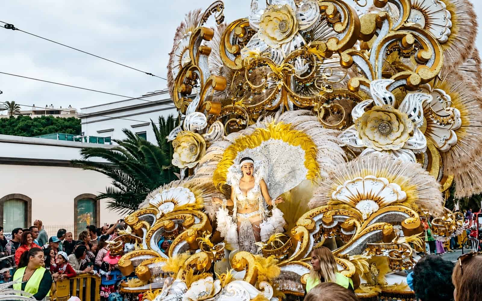 Performer in costume at the Santa Cruz de Tenerife carnival parade