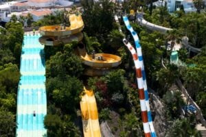 Madártávlatból az Aqualand Tenerife vízi csúszdáiról Costa Adeje-ben, trópusi kertekkel, versenycsúszdákkal és családi látványosságokkal a parkon belül.