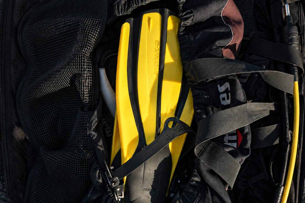 Équipement de plongée sous-marine avec des palmes jaunes préparé pour une expérience de plongée sous-marine pour débutants à Lanzarote.