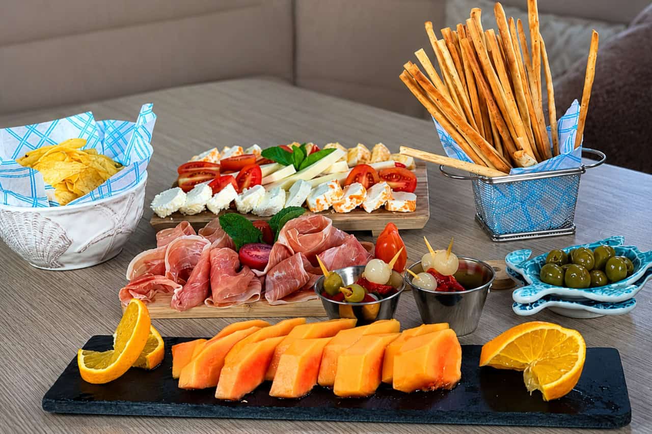 Frische Platte mit spanischem Schinken, Käse, Oliven, Obst und Snacks, serviert an Bord der Segelyacht Blue Dream auf Gran Canaria.