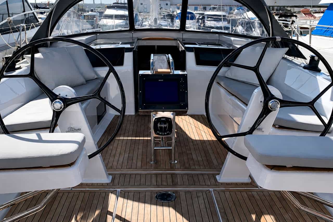 Modernes Segelyacht-Cockpit mit Doppelsteueranlage, komfortablen Sitzgelegenheiten und Navigationsausrüstung auf Gran Canaria