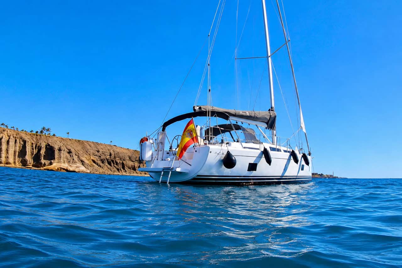 Privates Segelboot auf dem Atlantischen Ozean neben der Felsküste von Gran Canaria.