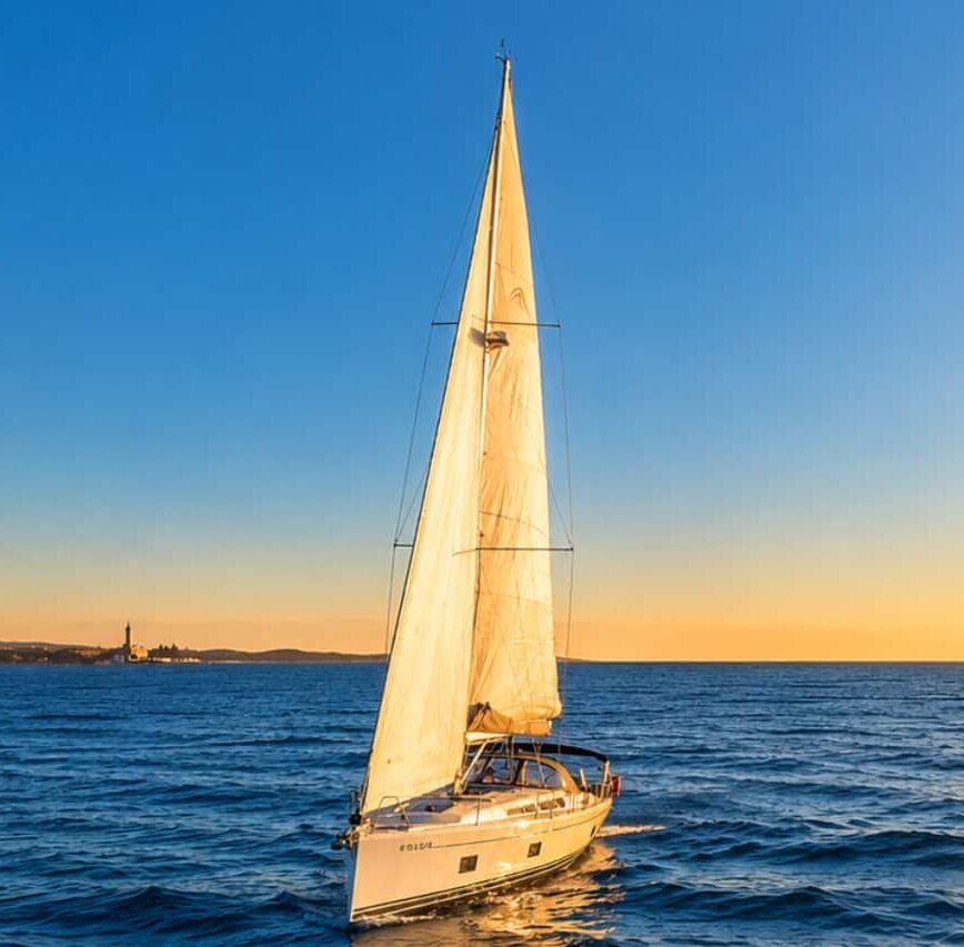 Segelyacht Blue Dream kreuzt bei Sonnenuntergang auf dem Atlantischen Ozean vor Gran Canaria.
