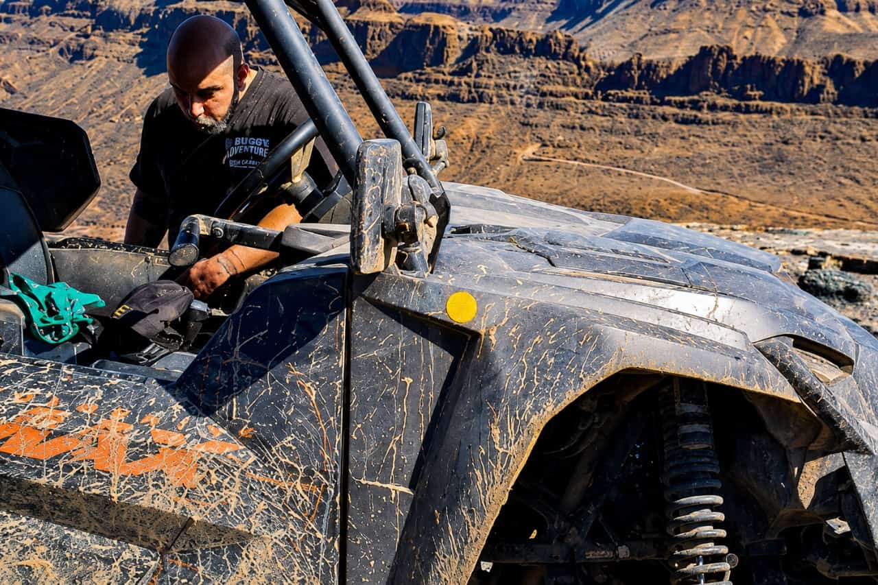 Mudalla peitetty off-road-rantakirppu karulla rantakirppuseikkailulla Gran Canarian vuoristomaisemissa.