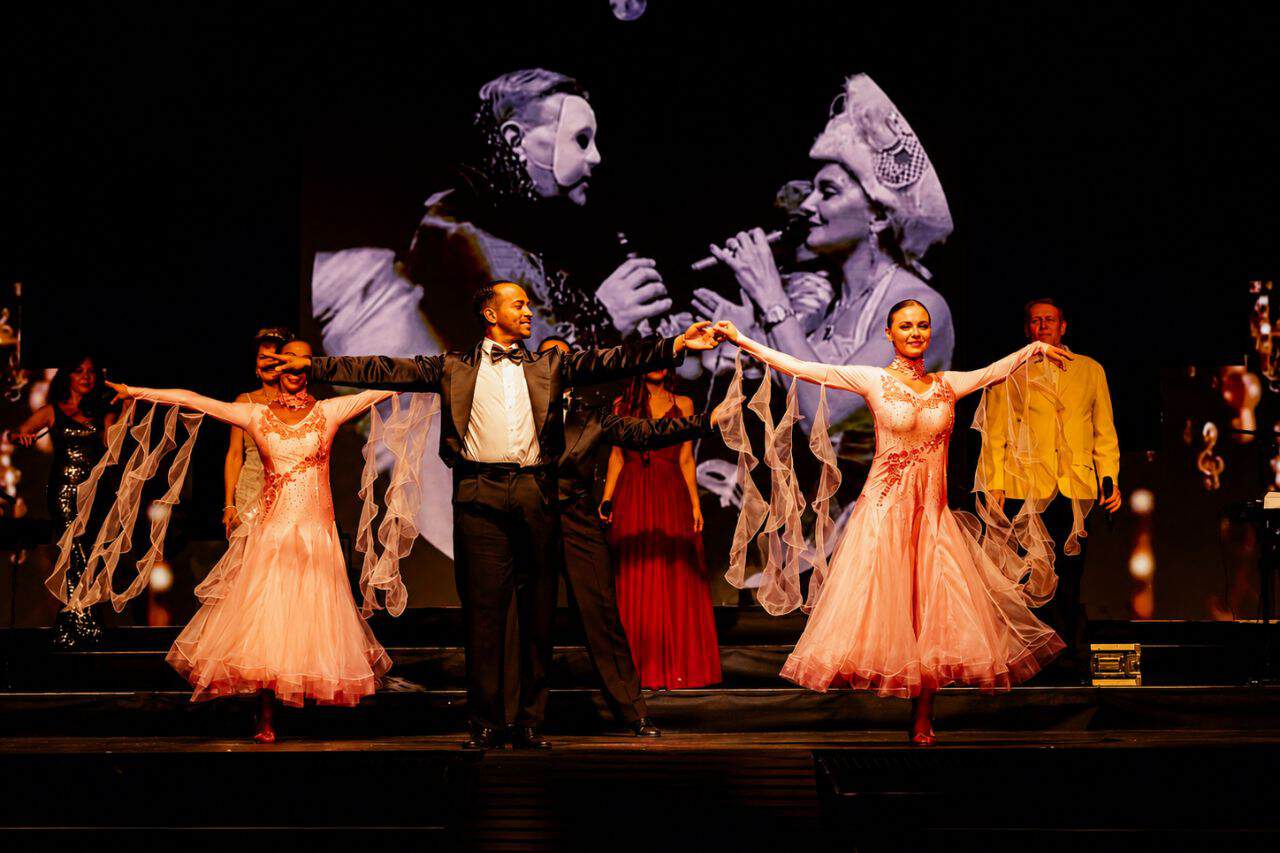 Evolutie van muziek live podiumshow in Piramide de Arona Tenerife