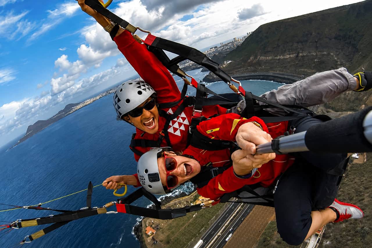 Tandem-Gleitschirmflug auf Gran Canaria mit Passagier und Fluglehrer und Blick auf den Atlantischen Ozean und die Küste.