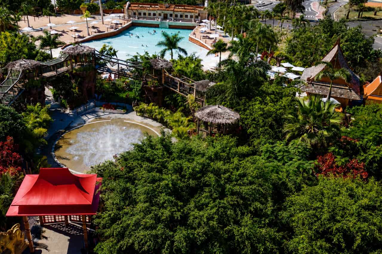 Paaugstināts skats uz dārziem, baseiniem un Taizemes ēkām Siam Park iekšpusē