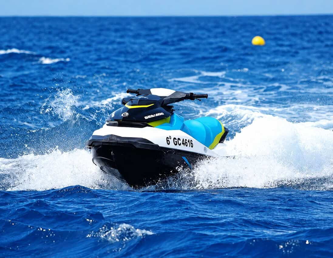 Sea-Doo: paseo en moto acuática por el océano Atlántico durante una actividad de moto acuática en Gran Canaria.