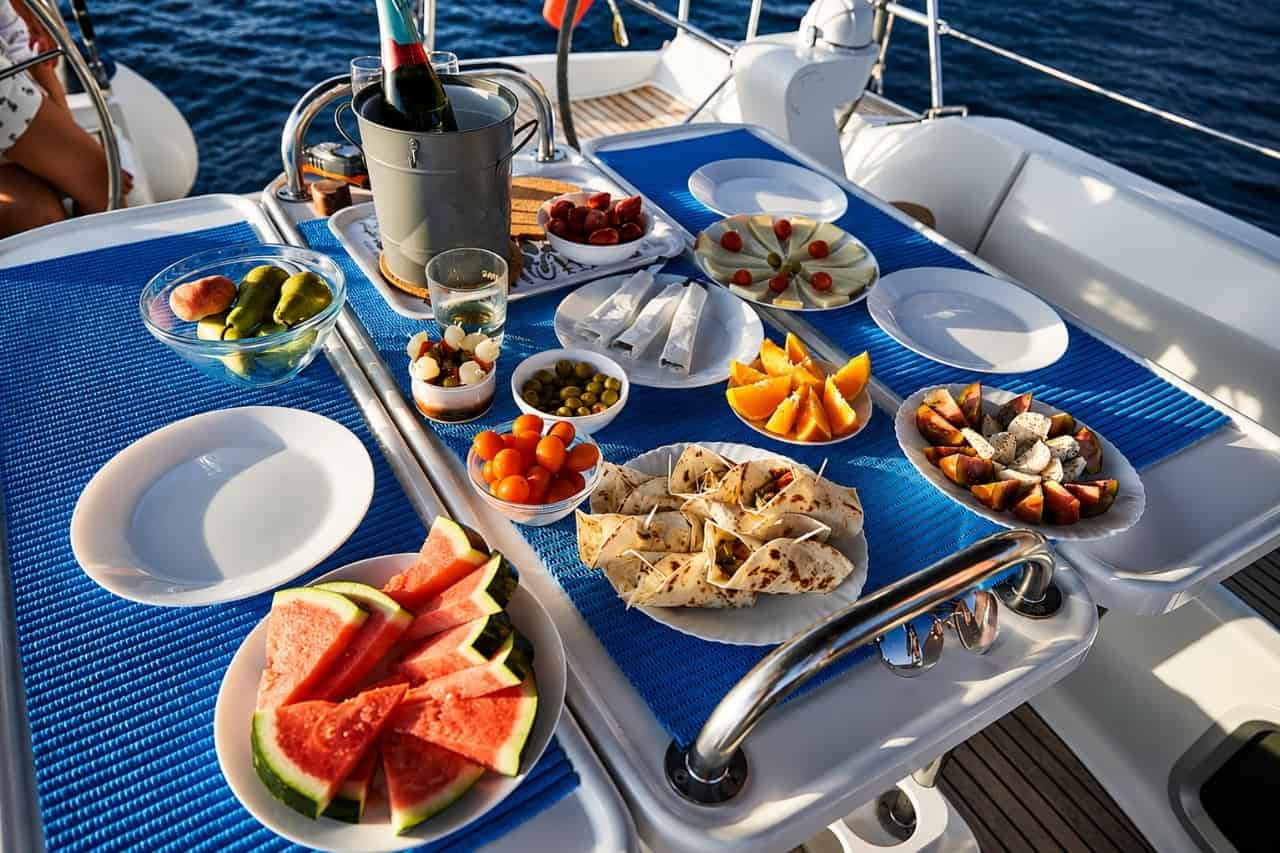 Fruits frais, en-cas et rafraîchissements servis à bord du yacht Karolka lors d'une excursion en voilier à Gran Canaria.