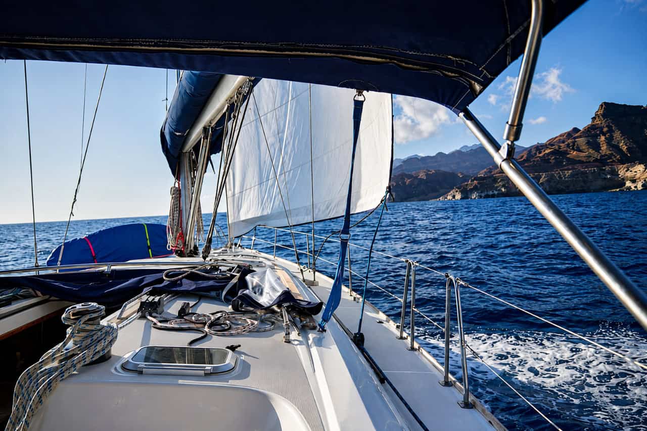 A Karolka vitorlás jacht a Gran Canaria-i partok mentén hajózik egy Puerto de Mogánból indult privát charterút során.