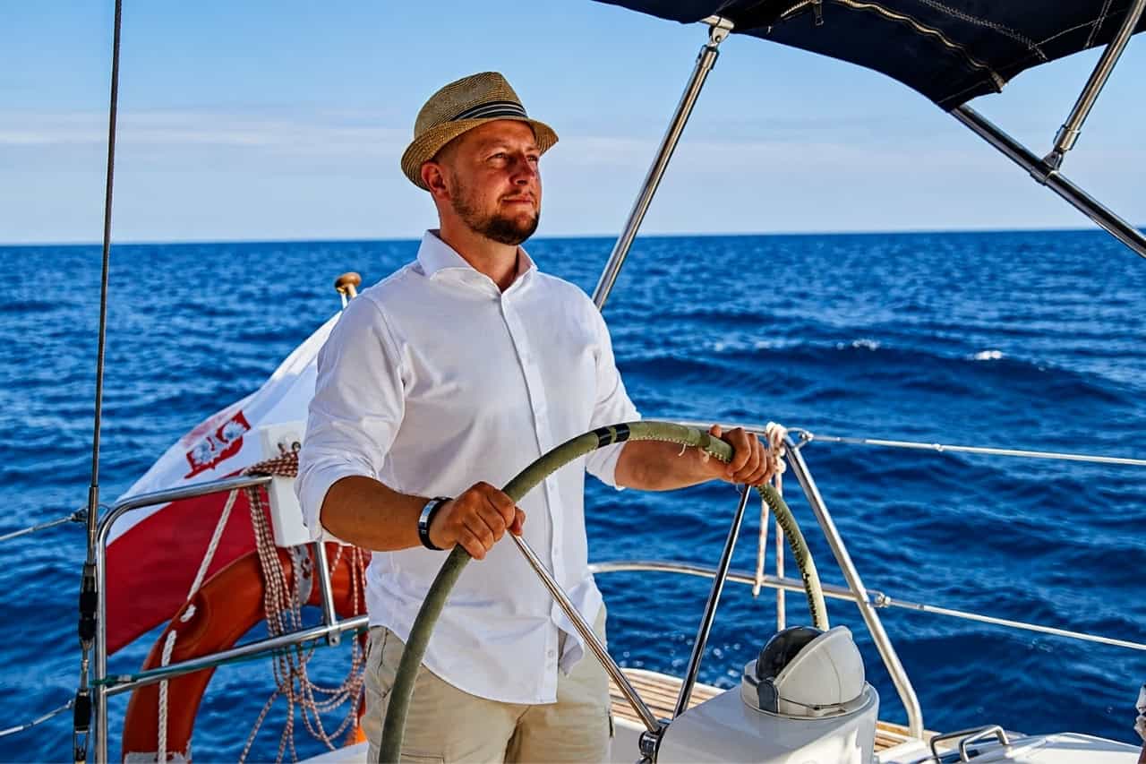 Invité pilotant le voilier Karolka Jeanneau à travers l'Atlantique lors d'une excursion en bateau en petit groupe au départ de Puerto de Mogán, Grande Canarie.