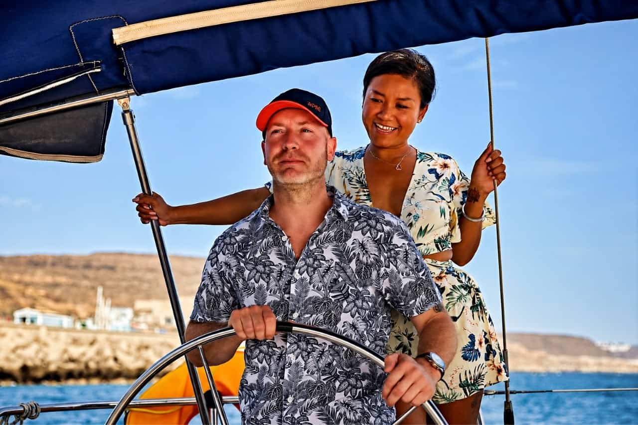 Un invité pilotant le Karolka avec un accompagnateur à ses côtés
