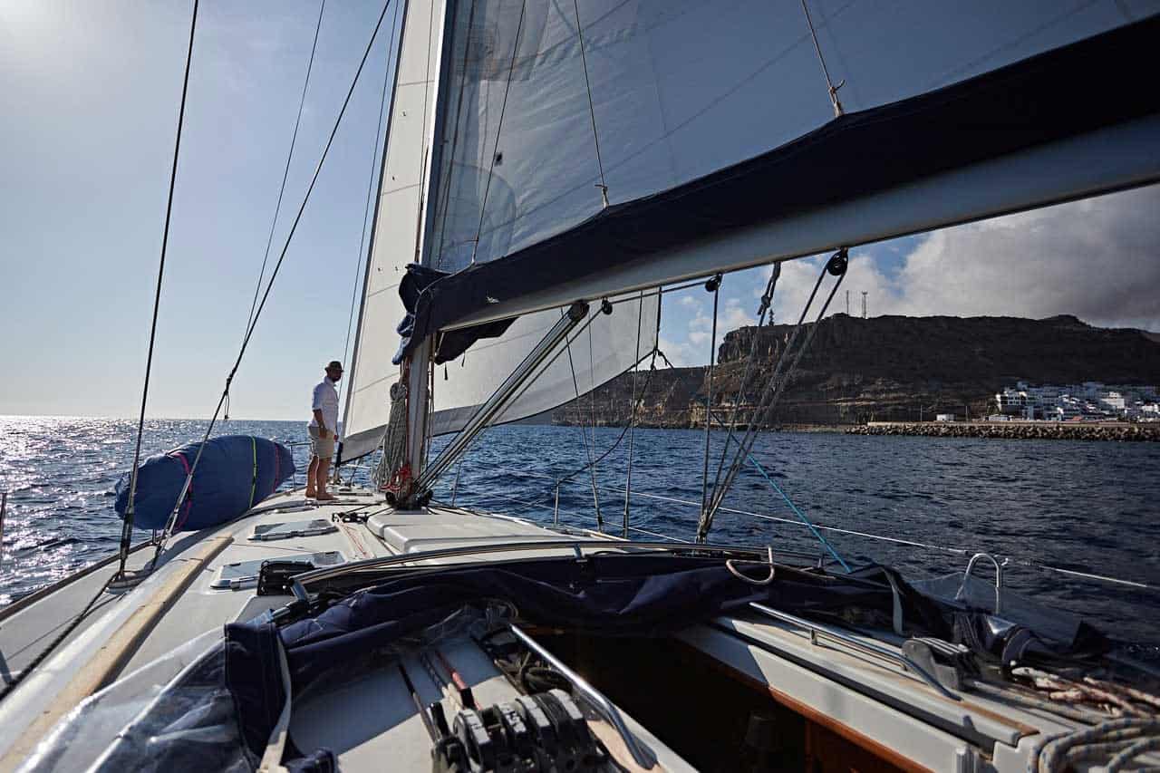 A Karolka vitorlás Gran Canaria partja mentén hajózik egy Puerto de Mogánból indult privát vitorlásút során.