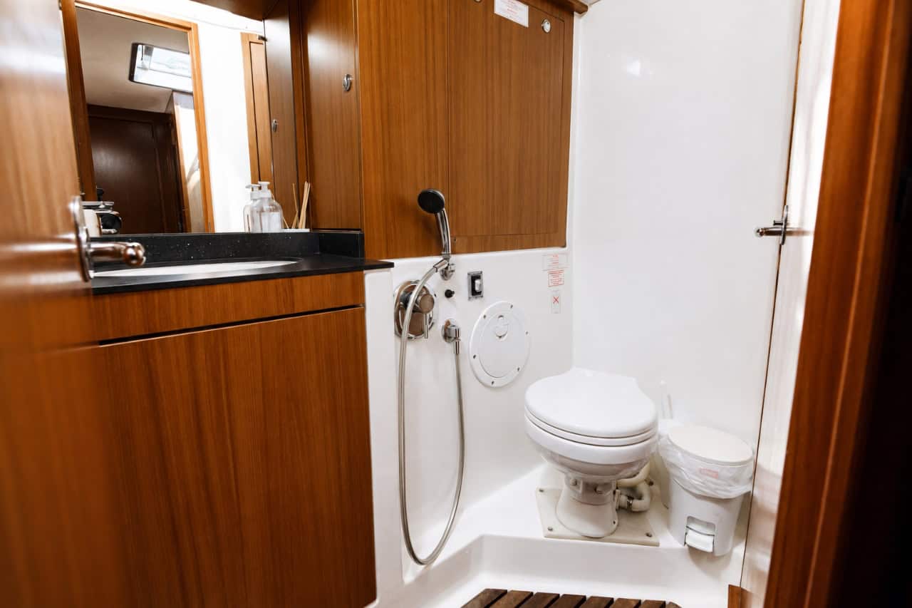 Badezimmer mit Bordtoilette, Dusche und Waschbecken auf der Lady Sunshine