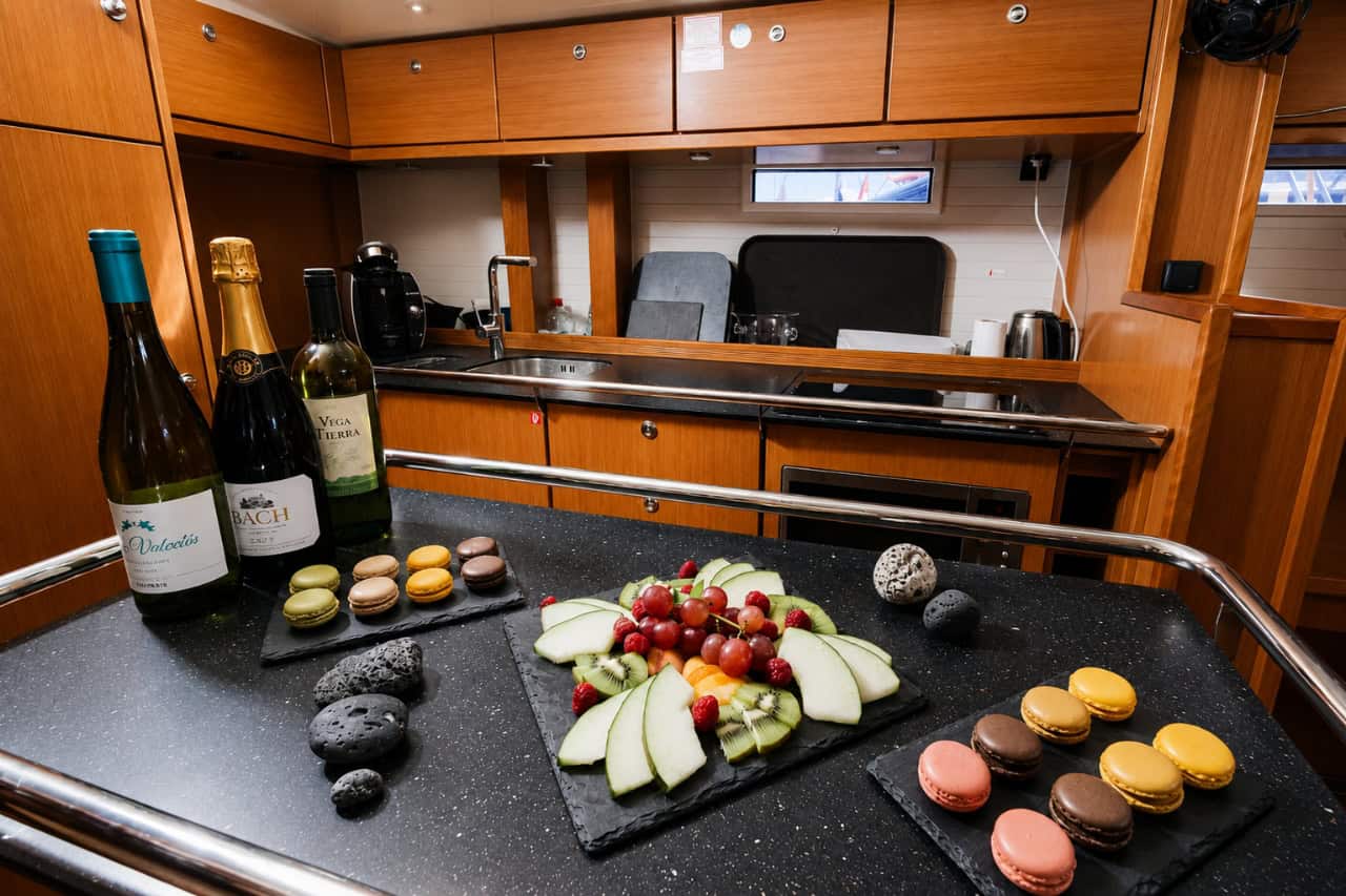 Frisches Obst, Snacks und Getränke, zubereitet in der Yachtküche