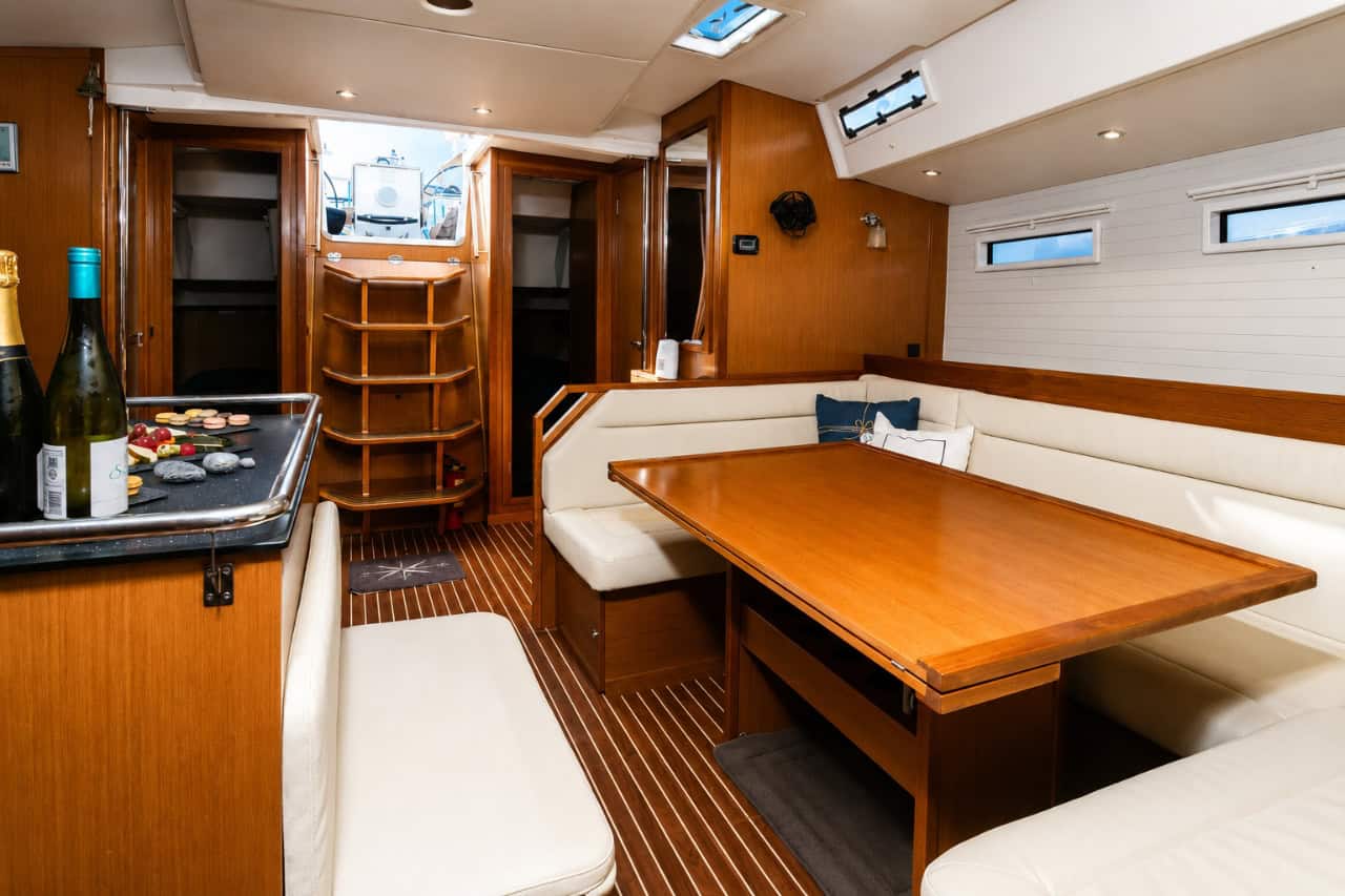 Lounge-Sitzgelegenheiten im Innenbereich und Esstisch aus Holz der Lady Sunshine