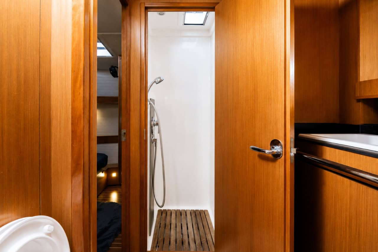 Borddusche mit modernen Armaturen auf der Lady Sunshine