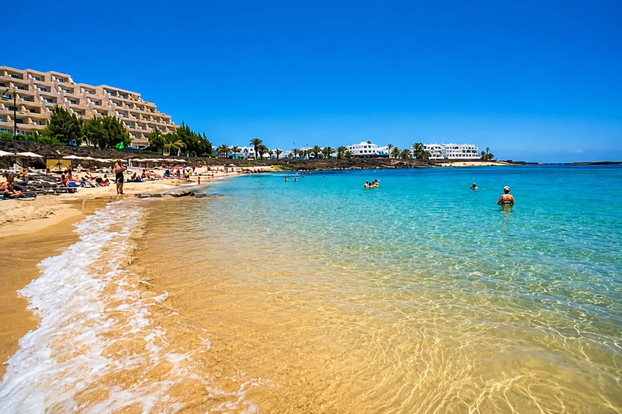 L'eau claire de Costa Teguise où commencent les plongées pour débutants