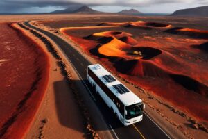 Bus touristique traversant le paysage volcanique spectaculaire de Lanzarote lors d'une excursion panoramique sur l'île.