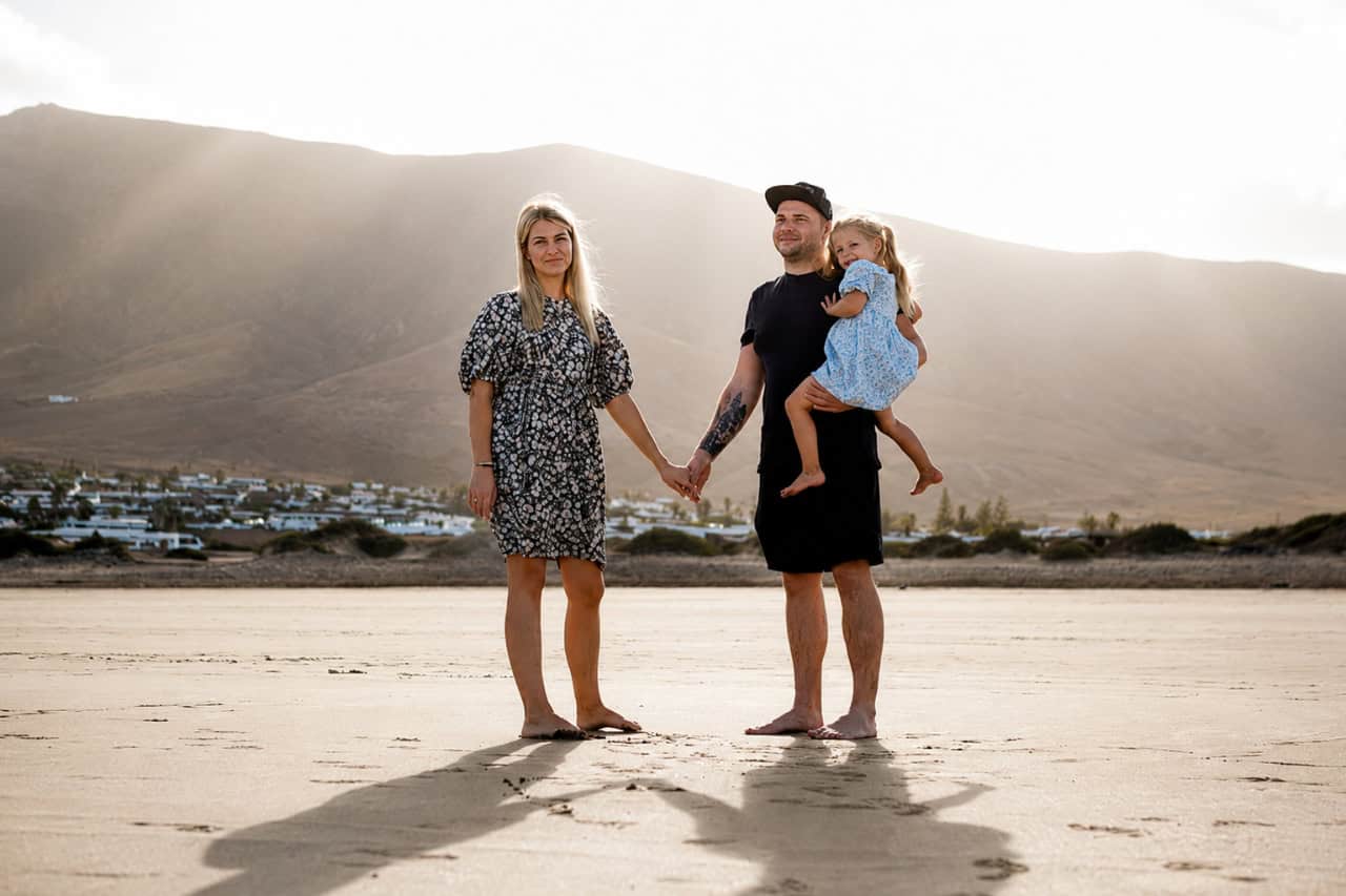 Familien-Strandporträt während eines Lanzarote-Fotoshootings