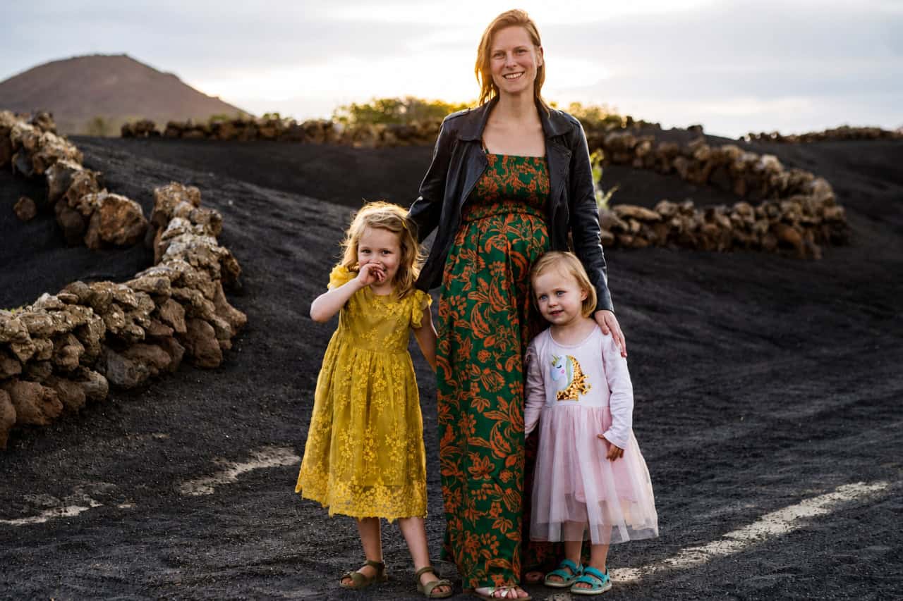 Professioneller Fotograf fotografiert eine Familie in der Landschaft von Lanzarote