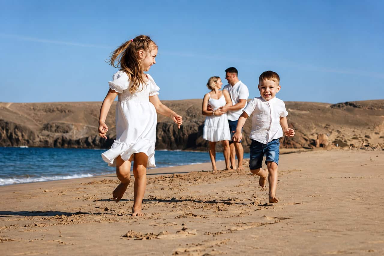 Familiensandstrand-Fotoshooting auf Lanzarote mit zwei Kindern, die am Sandstrand spielen, aufgenommen von einem professionellen Fotografen auf Lanzarote.