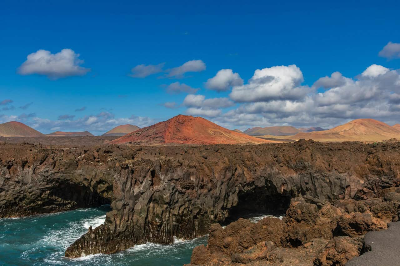 Dramatische Vulkanklippen und farbenfrohe Landschaften auf Lanzarote bieten eine einzigartige Kulisse für professionelle Fotoshootings auf der ganzen Insel.