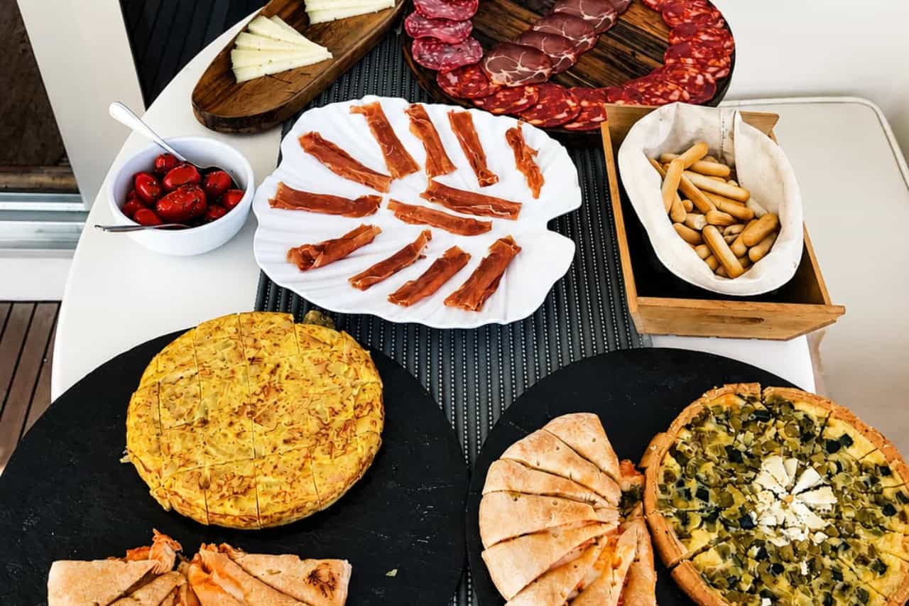 Tapas, charcuterie, fromages, tortilla espagnole et en-cas servis à bord du catamaran Monte Cristo à Ténérife.
