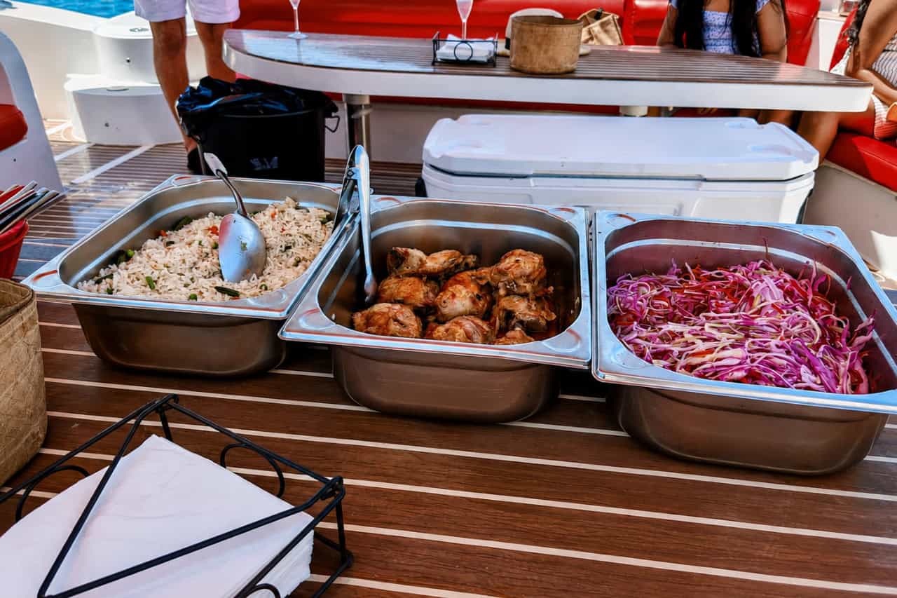 Tijdens de boottocht Opera 60 op Tenerife wordt een lunchbuffet met rijst, kip en salade geserveerd.