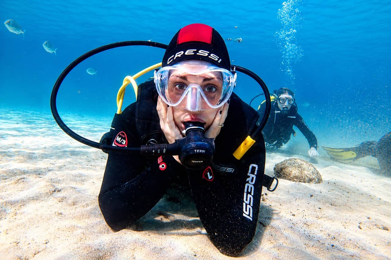 Débutant en plongée sous l'eau lors d'une plongée guidée à Lanzarote