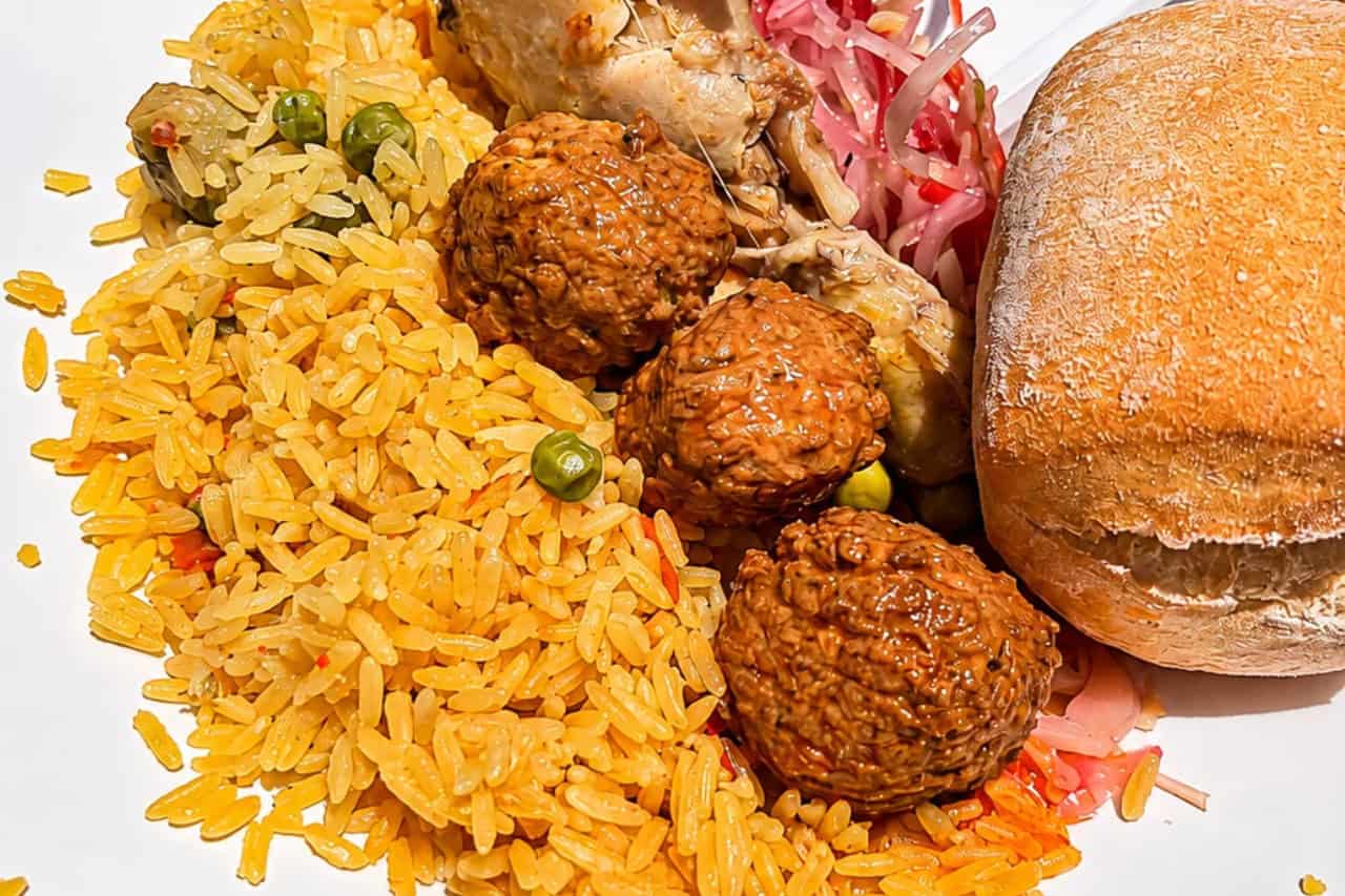 Lunch geserveerd aan boord tijdens de Shogun Tenerife boottocht, met rijst, gehaktballen, salade en brood.