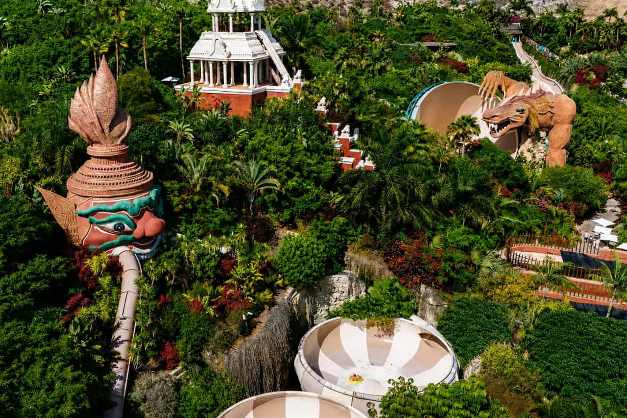 Siam Park atrakciju, pūķa slidkalniņa un Taizemes torņa skats no putna lidojuma tropu dārzos