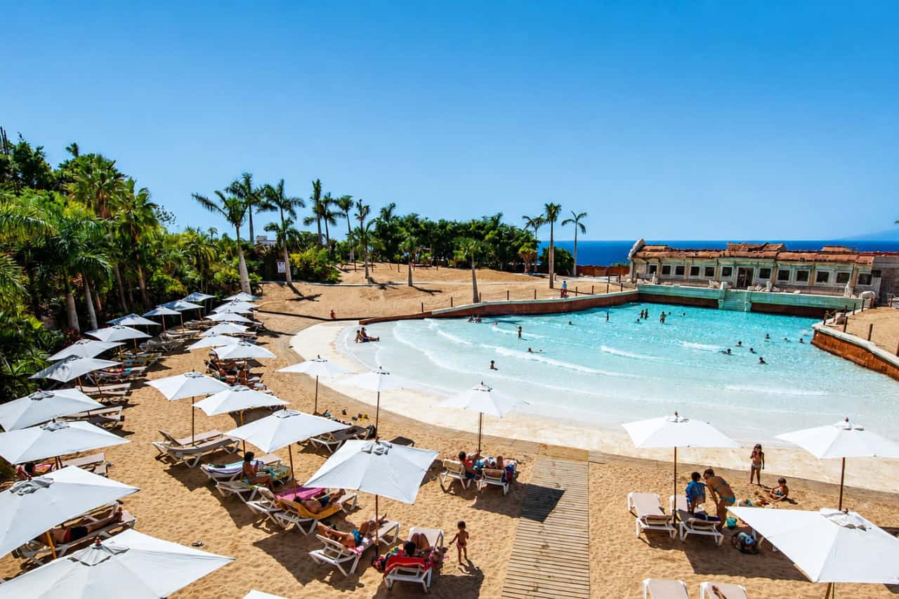 Smilšainā pludmale un mazais ģimenes viļņu baseins Siam Park