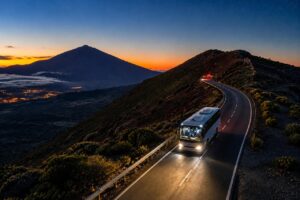 „Tenerife Stars Excursion“ ekskursijos autobusas važiuoja per Teidės nacionalinį parką saulėlydžio metu