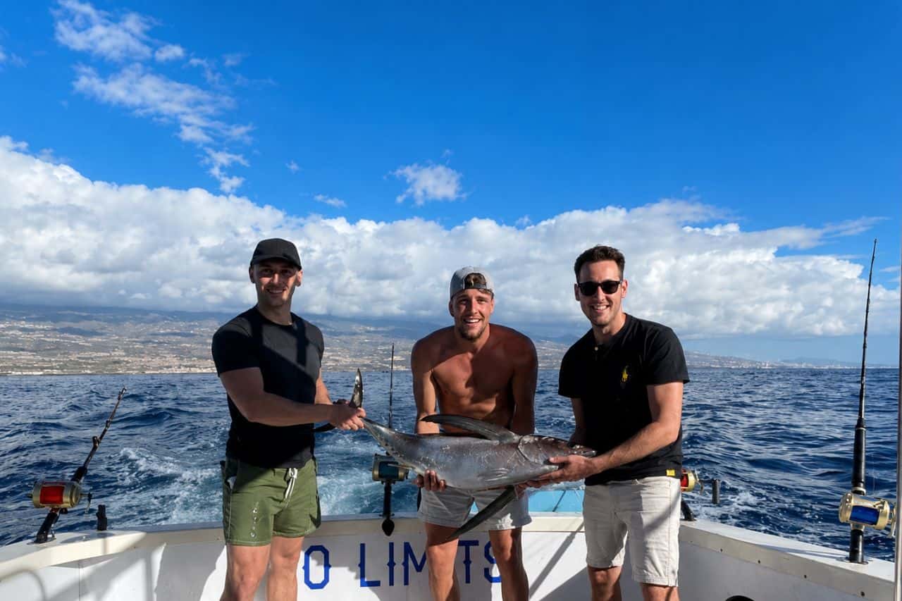 Gasten met een tonijn gevangen tijdens een privévistrip op Tenerife
