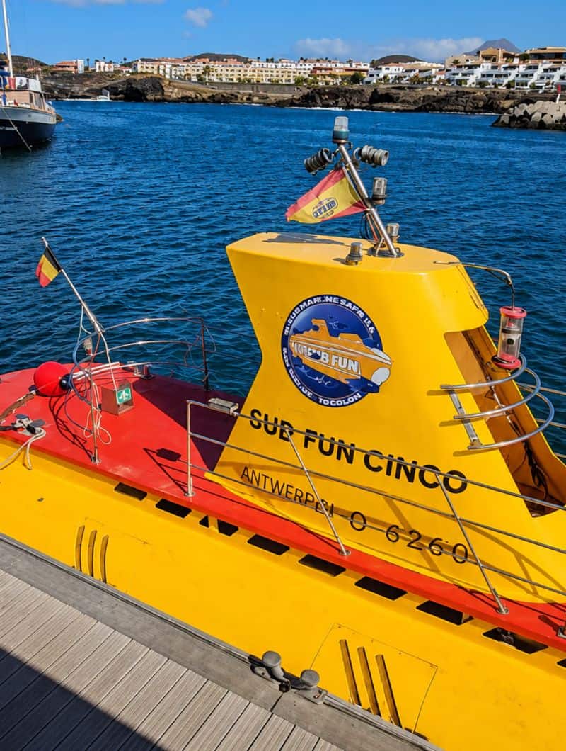 Das gelbe U-Boot Tenerife hat vor dem Start einer U-Boot-Safari an der Amarilla Marina angelegt