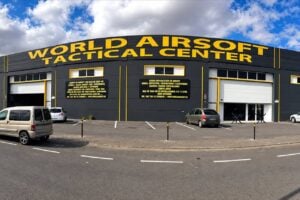 Exteriér budovy World Airsoft Tactical Center v Las Chafiras na juhu Tenerife, kde sídli krytá airsoftová aréna spoločnosti Club Canary.