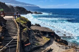 Une côte volcanique robuste et des vagues de l’Atlantique à El Hierro, avec des chemins en pierre et une vue imprenable sur l’océan, font partie de la visite d’une journée à El Hierro depuis Tenerife.
