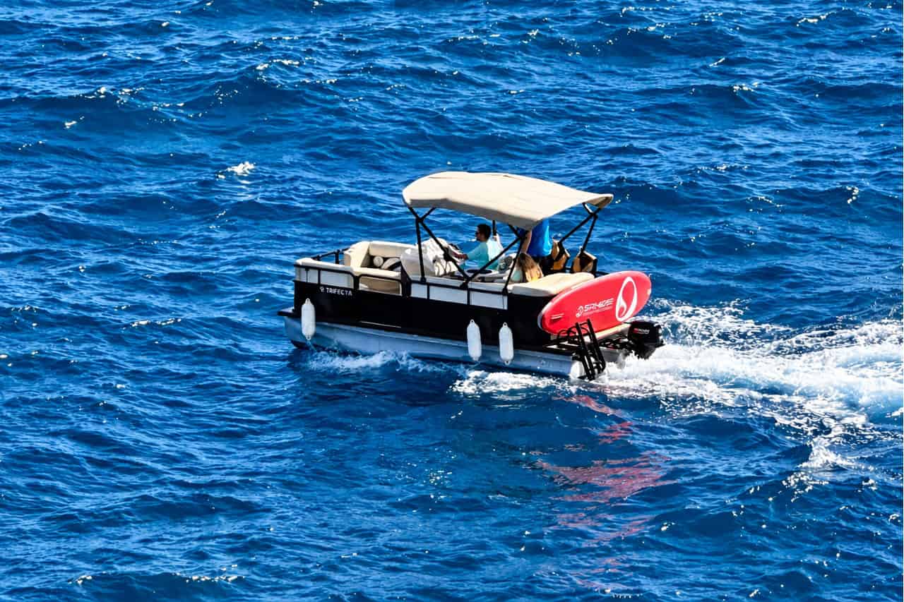 Mini-katamaran langs de kust van Gran Canaria
