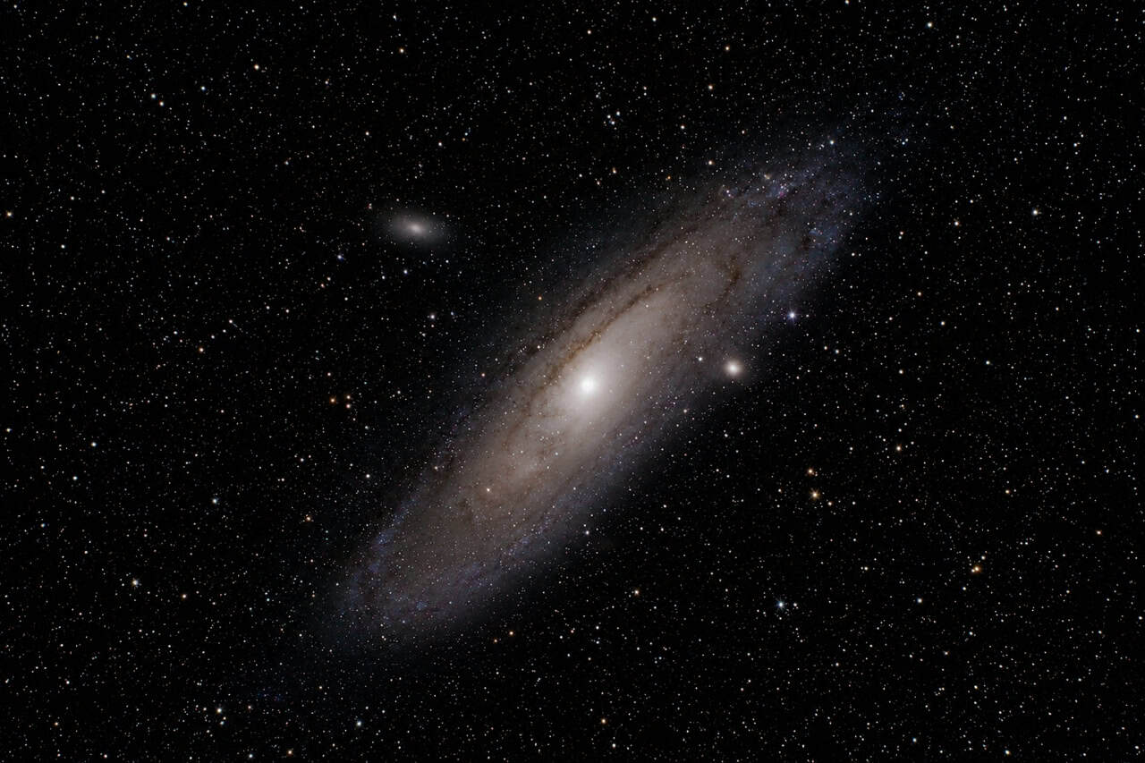Detailansicht der Andromeda-Galaxie, umgeben von unzähligen Sternen, die die Deep-Sky-Objekte zeigt, die während einer Sternbeobachtungstour auf Gran Canaria erkundet wurden.