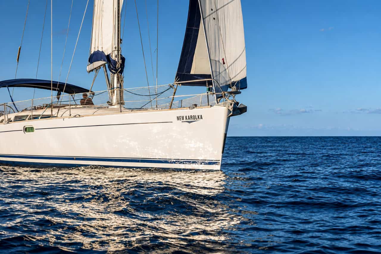 Le nouveau voilier Karolka naviguant à travers l'Atlantique lors d'une excursion pittoresque au départ de Puerto de Mogán, à Gran Canaria.